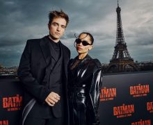 Cinegiornale.net robert-pattinson-e-zoe-kravitz-elegantissimi-alla-premiere-parigina-di-the-batman-insieme-a-un-fan-deccezione-220x180 Robert Pattinson e Zoe Kravitz elegantissimi alla premiere parigina di The Batman insieme a un fan d’eccezione News  