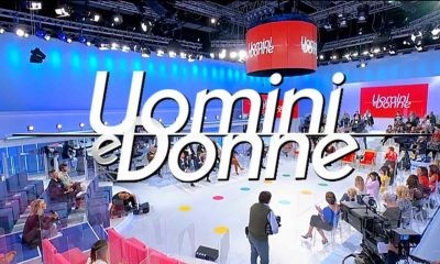 Cinegiornale.net uomini-e-donne-volano-biscotti-in-studio-e-una-dama-si-fa-male-de-filippi-senza-parole Uomini e Donne: volano biscotti in studio e una dama si fa male | De Filippi senza parole Gossip News  