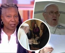 Cinegiornale.net whoopi-goldberg-ha-regalato-del-merch-di-sister-act-a-papa-francesco-la-sua-reazione-e-esilarante-220x180 Whoopi Goldberg ha regalato del merch di Sister Act a… Papa Francesco! La sua reazione è esilarante News  