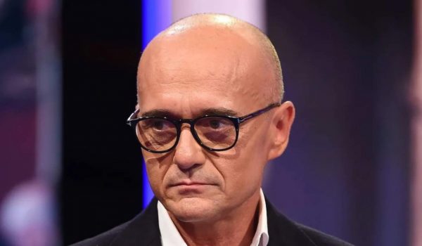 Cinegiornale.net alfonso-signorini-in-bancarotta-scoppia-la-bomba-nella-notte-e-successo-poche-ore-fa-600x350 Alfonso Signorini “in bancarotta”: scoppia la bomba nella notte | É successo poche ore fa Gossip News  