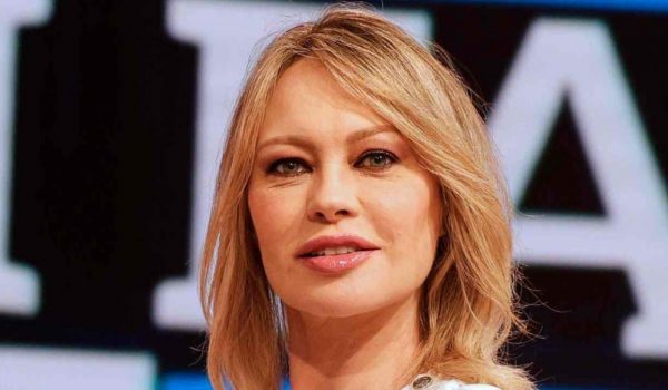 Cinegiornale.net anna-falchi-si-sbottona-e-fa-tremare-tutti-occhiali-scuri-e-scollatura-vertiginosa-600x350 Anna Falchi si sbottona e fa tremare tutti: occhiali scuri e scollatura vertiginosa Gossip News  