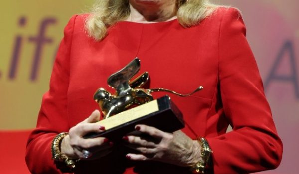 Cinegiornale.net catherine-denueve-ricevera-il-leone-doro-alla-carriera-al-festival-di-venezia-2022-600x350 Catherine Denueve riceverà il Leone d’Oro alla carriera al Festival di Venezia 2022 News  