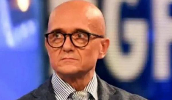 Cinegiornale.net chiamata-bollente-per-alfonso-signorini-spunta-una-vippona-pronta-a-entrare-ecco-chi-e-600x350 Chiamata bollente per Alfonso Signorini: spunta una vippona pronta a entrare | Ecco chi é Gossip News  
