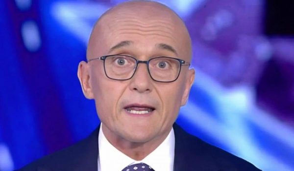 Cinegiornale.net gaffe-pazzesca-alfonso-signorini-la-frecciata-e-sconvolgente-una-pugnalata-diretta-600x350 Gaffe pazzesca Alfonso Signorini: la frecciata è sconvolgente | Una pugnalata diretta Gossip News  