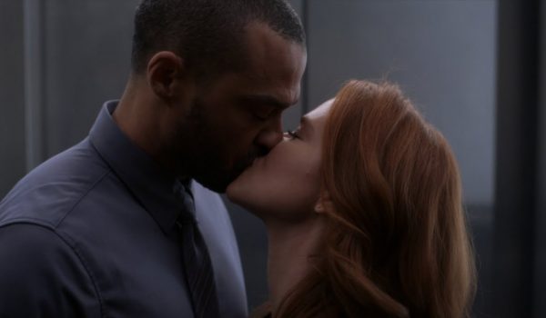 Cinegiornale.net greys-anatomy-sarah-drew-rivela-perche-il-bacio-tra-i-japril-non-e-stato-piu-piccante-nellultimo-episodio-600x350 Grey’s Anatomy: Sarah Drew rivela perché il bacio tra i Japril non è stato più piccante nell’ultimo episodio News  