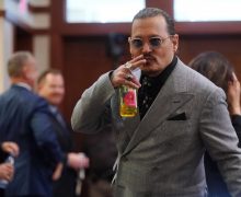 Cinegiornale.net johnny-depp-lex-manager-rivela-le-spese-folli-dellattore-video-220x180 Johnny Depp: l’ex manager rivela le spese folli dell’attore! [VIDEO] News  
