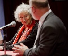 Cinegiornale.net margaret-atwood-autrice-di-the-handmaids-tale-contro-le-leggi-antiabortiste-il-parto-forzato-e-una-forma-di-schiavitu-220x180 Margaret Atwood, autrice di The Handmaid’s Tale, contro le leggi antiabortiste: “Il parto forzato è una forma di schiavitù” News  