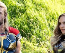 Cinegiornale.net natalie-portman-lattrice-racconta-di-quando-lei-e-chris-hemsworth-si-sono-incontrati-a-prendere-i-figli-a-scuolavideo-220x180 Natalie Portman: l’attrice racconta di quando lei e Chris Hemsworth si sono incontrati a prendere i figli a scuola[VIDEO] News  