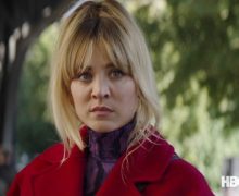 Cinegiornale.net the-flight-attendant-2-kaley-cuoco-rivela-che-un-membro-del-cast-lha-sostenuta-durante-il-suo-divorzio-220x180 The Flight Attendant 2: Kaley Cuoco rivela che un membro del cast l’ha sostenuta durante il suo divorzio News  