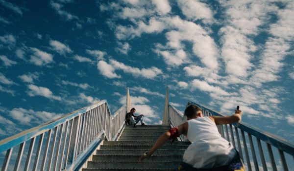 Cinegiornale.net una-sterminata-domenica-mica-come-noi-che-siamo-come-due-fiorellini-la-recensione-dellesordio-di-alain-parroni-600x350 Una sterminata domenica: mica come noi, che siamo come due fiorellini. La recensione dell’esordio di Alain Parroni News Recensioni Trailers  