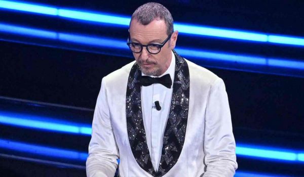 Cinegiornale.net amadeus-senza-parole-cantante-infrange-il-regolamento-salta-per-aria-sanremo-600x350 Amadeus senza parole: cantante infrange il regolamento | Salta per aria Sanremo News  