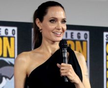 Cinegiornale.net angelina-jolie-fa-causa-allfbi-e-accusa-brad-pitt-mi-ha-picchiata-e-insultata-4-220x180 Angelina Jolie fa causa all’FBI e accusa Brad Pitt: “Mi ha picchiata e insultata” News  