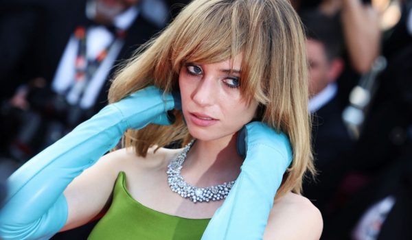 Cinegiornale.net maya-hawke-la-star-di-stranger-things-partecipa-a-unorgia-in-un-nuovo-videoclip-600x350 Maya Hawke, la star di Stranger Things partecipa a un’orgia in un nuovo videoclip News Serie-tv  