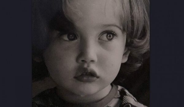 Cinegiornale.net riconoscete-questa-bambina-con-gli-occhi-vispi-oggi-e-unattrice-famosissima-600x350 Riconoscete questa bambina con gli occhi vispi? Oggi è un’attrice famosissima Gossip News  
