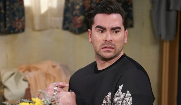 Cinegiornale.net sex-education-4-le-prime-foto-con-dan-levy-nei-panni-di-thomas-molloy-2-600x350 Sex Education 4: le prime foto con Dan Levy nei panni di Thomas Molloy News  