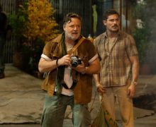 Cinegiornale.net una-birra-al-fronte-zac-efron-e-russell-crowe-nel-trailer-della-commedia-220x180 Una birra al fronte: Zac Efron e Russell Crowe nel trailer della commedia News  