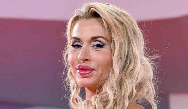 Cinegiornale.net valeria-marini-scoppia-il-volo-gate-la-showgirl-replica-ferocemente-cosi-600x350 Valeria Marini, scoppia il volo gate: la showgirl replica ferocemente così Gossip News  