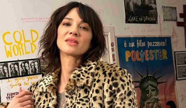 Cinegiornale.net asia-argento-senza-veli-infiamma-i-social-e-le-ventenni-mute-foto-da-censura-600x350 Asia Argento senza veli infiamma i social: “e le ventenni mute” | Foto da censura Gossip News  
