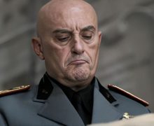 Cinegiornale.net la-lunga-notte-anticipazioni-ultima-puntata-dino-si-oppone-apertamente-al-duce-mentre-la-sua-caduta-definitiva-e-imminente-220x180 La Lunga Notte anticipazioni ultima puntata: Dino si oppone apertamente al Duce mentre la sua caduta definitiva è imminente News Serie-tv  
