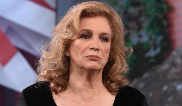 Cinegiornale.net panico-per-iva-zanicchi-in-mezzo-a-una-rissa-furiosa-volano-calci-e-pugni-1-600x350 Panico per Iva Zanicchi: in mezzo a una rissa furiosa | Volano calci e pugni Gossip News  