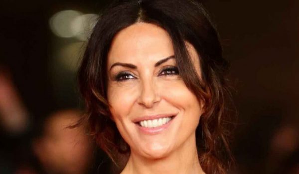 Cinegiornale.net sabrina-ferilli-in-giro-per-roma-jeans-e-cappotto-oversize-tutte-vogliono-il-suo-look-600x350 Sabrina Ferilli in giro per Roma: jeans e cappotto oversize | Tutte vogliono il suo look Gossip News  