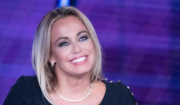 Cinegiornale.net sonia-bruganelli-presenta-il-baby-fidanzato-le-ha-fatto-perdere-la-testa-altro-che-bonolis-600x350 Sonia Bruganelli presenta il baby fidanzato: le ha fatto perdere la testa | Altro che Bonolis Gossip News  