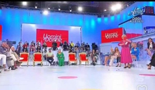 Cinegiornale.net uomini-e-donne-rissa-in-studio-volano-parole-pesanti-video-600x350 Uomini e Donne: rissa in studio | Volano parole pesanti (VIDEO) Gossip News  
