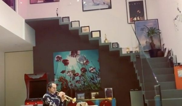 Cinegiornale.net dove-vivono-claudio-santamaria-e-francesca-barra-la-casa-a-milano-su-piu-livelli-e-assurda-600x350 Dove vivono Claudio Santamaria e Francesca Barra: la casa a Milano su più livelli è assurda News  