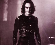 Cinegiornale.net il-corvo-arrivano-le-prime-immagini-ufficiali-del-reboot-con-bill-skarsgard-nei-panni-del-protagonista-220x180 Il Corvo, arrivano le prime immagini ufficiali del reboot con Bill Skarsgård nei panni del protagonista News  