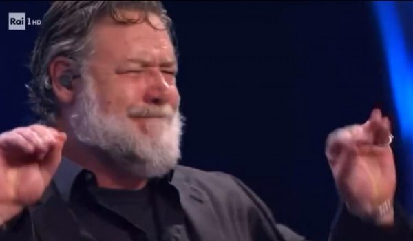 Cinegiornale.net sanremo-2024-russell-crowe-e-la-frecciatina-su-john-travolta-ma-a-chi-era-davvero-rivolta-1-600x350 Sanremo 2024, Russell Crowe e la frecciatina su John Travolta: ma a chi era davvero rivolta? News  