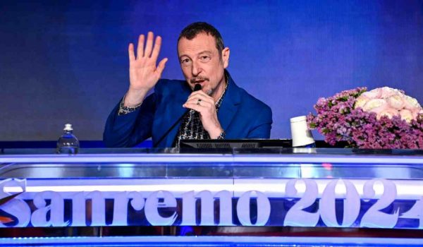 Cinegiornale.net amadeus-pronta-la-sostituzione-e-lui-e-famosissimo-ore-decisive-per-il-conduttore-1-600x350 Amadeus, pronta la sostituzione e lui é famosissimo: ore decisive per il conduttore Gossip News  