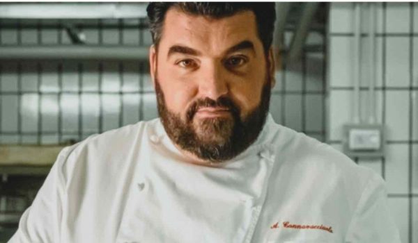 Cinegiornale.net antonino-cannavacciuolo-batte-tutti-con-la-sua-colomba-pioggia-di-ordini-per-averla-600x350 Antonino Cannavacciuolo batte tutti con la sua colomba: pioggia di ordini per averla Gossip News  