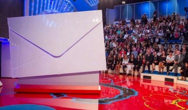 Cinegiornale.net ce-posta-per-te-maria-de-filippi-non-bada-al-cachet-2-ospiti-internazionali-davanti-alla-busta-600x350 C’é Posta Per Te, Maria De Filippi non bada al cachet: 2 ospiti internazionali davanti alla busta Gossip News  