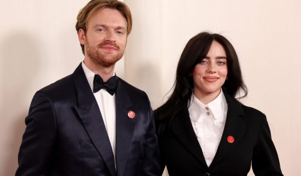 Cinegiornale.net curiosita-oscar-2024-perche-le-star-indossavano-spille-e-bottoni-600x350 Curiosità Oscar 2024: perché le star indossavano spille e bottoni News  