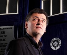 Cinegiornale.net doctor-who-steven-moffat-torna-a-scrivere-un-episodio-per-la-nuova-stagione-220x180 Doctor Who: Steven Moffat torna a scrivere un episodio per la nuova stagione News  