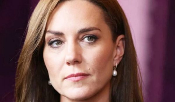Cinegiornale.net kate-middleton-pizzicata-chiede-scusa-sono-stata-io-nessuno-le-crede-600x350 Kate Middleton pizzicata chiede scusa: “Sono stata io” | Nessuno le crede Gossip News  