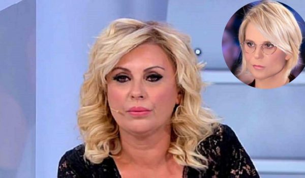 Cinegiornale.net furia-tina-cipollari-insegue-e-minaccia-il-cameraman-maria-senza-parole-600x350 Furia Tina Cipollari: insegue e minaccia il cameraman | Maria senza parole Gossip News  