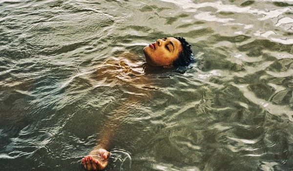 Cinegiornale.net bird-barry-keoghan-e-franz-rogowski-spiccano-il-volo-a-cannes-la-recensione-del-film-di-andrea-arnold-600x350 Bird: Barry Keoghan e Franz Rogowski spiccano il volo a Cannes. La recensione del film di Andrea Arnold News Recensioni Trailers  