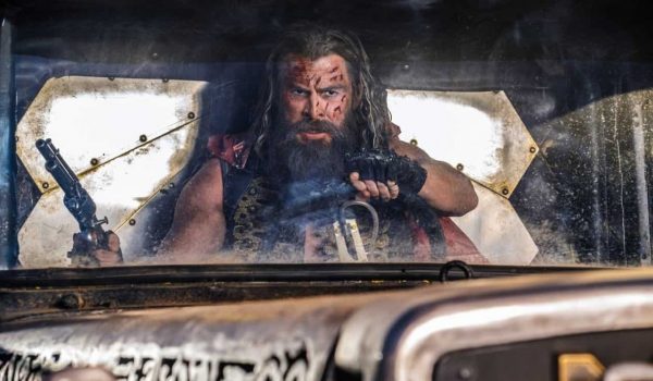 Cinegiornale.net furiosa-chris-hemsworth-da-supereroe-a-villain-mi-piaceva-lidea-di-sporcare-tutto-600x350 Furiosa, Chris Hemsworth da supereroe a villain: “Mi piaceva l’idea di sporcare tutto” News  