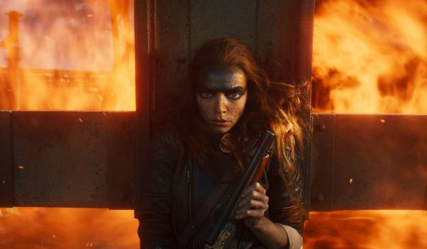 Cinegiornale.net furiosa-ovazione-a-cannes-77-una-finta-origin-story-ostinatamente-unidimensionale-600x350 Furiosa, ovazione a Cannes 77: una finta origin story ostinatamente unidimensionale News Recensioni  