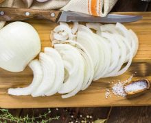 Cinegiornale.net la-zuppa-di-cipolle-che-non-ti-aspetti-la-ricetta-dello-chef-max-mariola-e-da-provare-220x180 La zuppa di cipolle che non ti aspetti: la ricetta dello chef Max Mariola è da provare News  