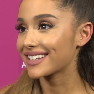 Cinegiornale.net ariana-grande-la-star-di-fama-mondiale-commenta-il-documentario-quiet-on-set-lintero-ambiente-deve-essere-piu-sano Ariana Grande, la star di fama mondiale commenta il documentario Quiet On Set: “L’intero ambiente deve essere più sano” News  