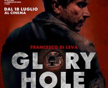 Cinegiornale.net glory-hole-trailer-e-poster-del-film-dal-18-luglio-al-cinema-220x180 Glory Hole, trailer e poster del film: dal 18 luglio al cinema Cinema News  