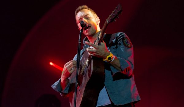 Cinegiornale.net irruzione-al-concerto-dei-coldplay-la-star-del-cinema-entra-e-suona-allimprovviso-video-600x350 Irruzione al concerto dei Coldplay: la star del cinema entra e suona all’improvviso | Video Gossip News  