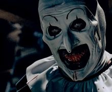 Cinegiornale.net terrifier-3-nuove-immagini-inquietanti-rivelano-il-ritorno-di-art-the-clown-220x180 Terrifier 3: nuove immagini inquietanti rivelano il ritorno di Art the Clown News  