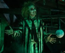 Cinegiornale.net beetlejuice-2-tim-burton-riporta-in-vita-il-film-originale-con-emozionanti-ritorni-e-nuove-sfide-alla-mostra-del-cinema-di-venezia-2024-220x180 Beetlejuice 2, Tim Burton riporta in vita il film originale con emozionanti ritorni e nuove sfide alla Mostra del Cinema di Venezia 2024 News  