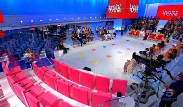 Cinegiornale.net uomini-e-donne-ce-del-tenero-tra-due-volti-storici-messaggi-ambigui-600x350 Uomini e Donne: c’è del tenero tra due volti storici | Messaggi ambigui Gossip News  