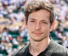 Cinegiornale.net east-of-eden-florence-pugh-e-mike-faist-nel-cast-della-serie-tv-netflix-ispirata-al-romanzo-di-steinbeck-220x180 East of Eden: Florence Pugh e Mike Faist nel cast della serie tv Netflix ispirata al romanzo di  Steinbeck News Serie-tv  