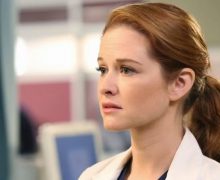 Cinegiornale.net sarah-drew-lattrice-ammette-come-la-sua-uscita-di-scena-da-greys-anatomy-sia-stata-ingiusta-e-cattiva-220x180 Sarah Drew: l’attrice ammette come la sua uscita di scena da Grey’s Anatomy sia stata “ingiusta e cattiva” News Serie-tv  