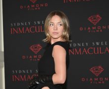 Cinegiornale.net sydney-sweeney-racconta-linvasione-della-sua-privacy-i-paparazzi-hanno-cercato-di-negoziare-con-la-mia-famiglia-per-scattare-foto-in-bikini-220x180 Sydney Sweeney racconta l’invasione della sua privacy: “I paparazzi hanno cercato di negoziare con la mia famiglia per scattare foto in bikini” News  